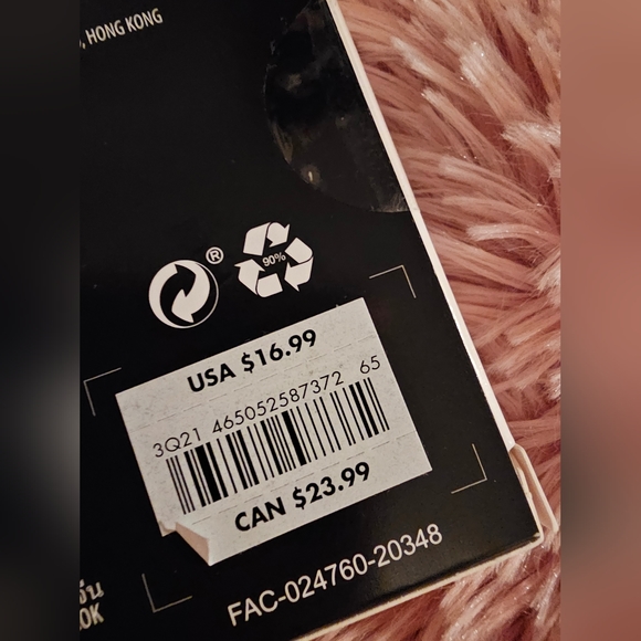 Mandalorian Key Set and Pin - Picture 3 of 3